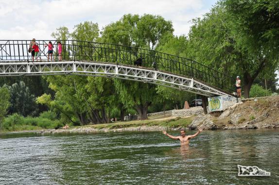 Dando um delicioso mergulho no cristalino rio Chimehuín, que corta a cidade de Junín de Los Andes, no sul da Argentina